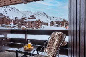 Ein allgemeiner Bergblick oder ein Berglick von des Aparthotels aus