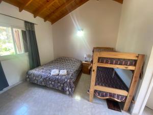 Un dormitorio con una litera y una escalera. en Lomita Gesell, en Villa Gesell