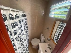Un baño con inodoro, lavabo y espejo. en Lomita Gesell, en Villa Gesell 94 fotos más