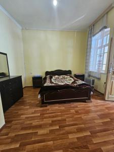 una camera da letto con un letto e un pavimento in legno di Guest House Ketevan Niguriani a Mestia