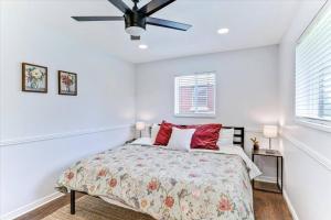 a bedroom with a bed and a ceiling fan at King Bed 5BD Fully Equipped Kitchen Board Games in Ogden