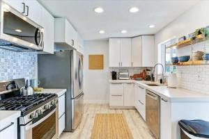 A cozinha ou cozinha compacta de King Bed 5BD Fully Equipped Kitchen Board Games