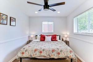a bedroom with a bed and a ceiling fan at King Bed 5BD Fully Equipped Kitchen Board Games in Ogden