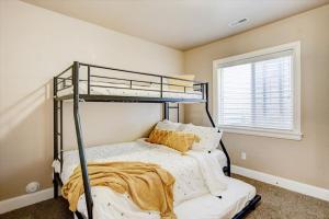 Двуетажно легло или двуетажни легла в стая в Central LocationGarage Large andFenced Backyard