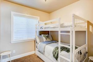 Двуетажно легло или двуетажни легла в стая в Central LocationGarage Large andFenced Backyard