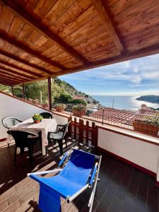 a balcony with a table and chairs and a view of the ocean at Case Vacanze Maestrale in Fetovaia