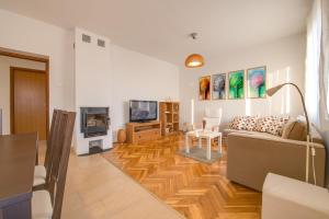 a living room with a couch and a tv at Villa Cera Dignano in Vodnjan