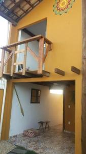 Habitación con escalera en el lateral de un edificio en Linda casa de praia 5km Beto Carrero - Gravatá. 300 metros da praia!! en Navegantes