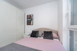 ein Schlafzimmer mit einem Bett und zwei Kissen darauf in der Unterkunft Mina stunning sea view apartment in Novalja