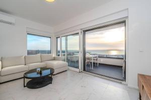 ein Wohnzimmer mit Sofa und Tisch in der Unterkunft Mina stunning sea view apartment in Novalja