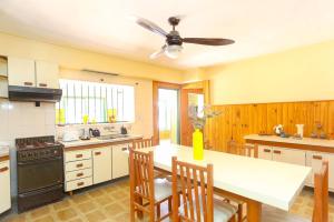 a kitchen with a table and a ceiling fan at Amplia Quinta Familiar en Sauce Viejo in Sauce Viejo