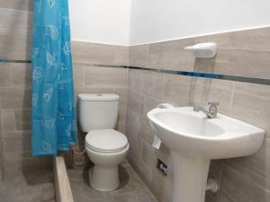 La salle de bains est pourvue de toilettes et d'un lavabo. dans l'établissement LA CASA DE LA ABUELA, à Barranca