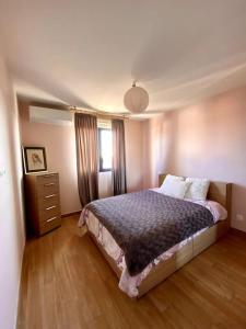 - une chambre avec un lit, une commode et une fenêtre dans l'établissement Charmant T2 au cœur de la ville, à Furiani