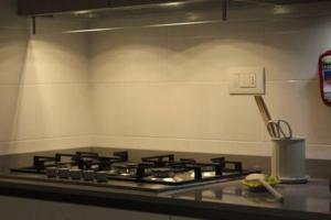 - une cuisine équipée de plaques de cuisson dans l'établissement appartamento cuore del chianti, à Tavarnelle in Val di Pesa