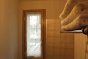 une porte avec une fenêtre et une serviette dans l'établissement appartamento cuore del chianti, à Tavarnelle in Val di Pesa