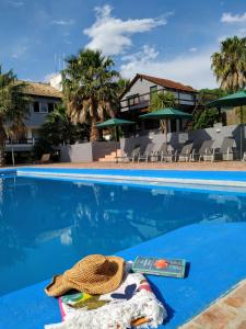 un sombrero en una toalla en una piscina en Posada de Britopolis, en Colonia Valdense