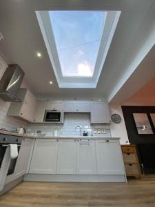 een keuken met een dakraam in het plafond bij Hot Tub, King Bed, Central, Modern Beach House in Cleethorpes