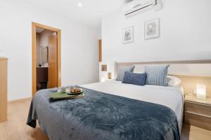 Posteľ alebo postele v izbe v ubytovaní RECENTLY RENOVATED 2 BEDROOM APARTMENT IN EIXAMPLE