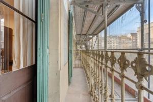 RECENTLY RENOVATED 2 BEDROOM APARTMENT IN EIXAMPLE في برشلونة: بلكونه مبنى مطل على مدينه