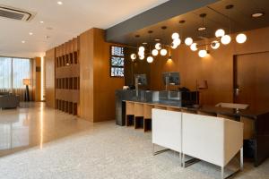 a lobby with a reception desk in a building at Hotel Versatile in Guarda