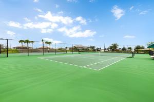 ein Tennisplatz mit zwei Tennisschlägern darauf in der Unterkunft Resort Style, close to Disney and other parks in Davenport