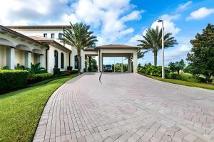 eine Auffahrt vor einem Haus mit Palmen in der Unterkunft Resort Style, close to Disney and other parks in Davenport