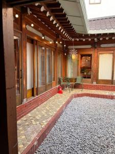 un bâtiment avec un sol en pierre et une terrasse dans l'établissement Hanok Bookclub House, à Séoul