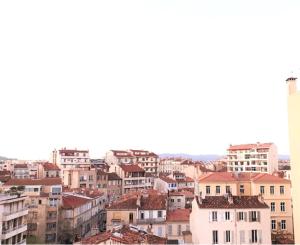 - une vue sur une ville avec des bâtiments dans l'établissement Studio -Centre-ville- Entrée autonome, à Marseille