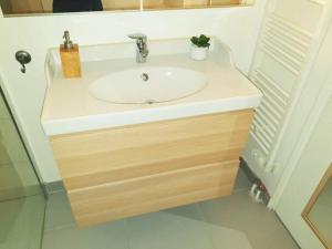 La salle de bains est pourvue d'un lavabo blanc et d'un miroir. dans l'établissement Studio -Centre-ville- Entrée autonome, à Marseille