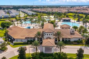 vista aerea di un resort con piscina di Beautiful home, inside the best resort in Orlando! a Davenport