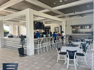 un ristorante con tavoli e sedie e un bar di Beautiful home, inside the best resort in Orlando! a Davenport