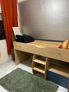 - un chat noir sur un lit superposé dans l'établissement Apparemment TAMARIS, à Dar Bouazza