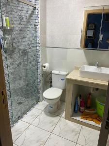 La salle de bains est pourvue d'une douche, de toilettes et d'un lavabo. dans l'établissement Apparemment TAMARIS, à Dar Bouazza