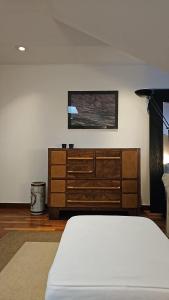 トリノにある108 APARTMENT - Torinoのベッドルーム(木製ドレッサー、ベッド付)