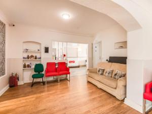 ein Wohnzimmer mit einem Sofa und roten Stühlen in der Unterkunft Eastbourne Lodge in Middlesbrough
