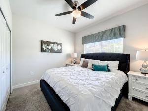 - une chambre avec un lit et un ventilateur de plafond dans l'établissement Stunning 5 bedroom house near Disney, à Davenport