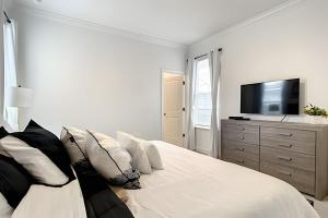 TV a/nebo společenská místnost v ubytování Resort style villa close to Disney and other parks