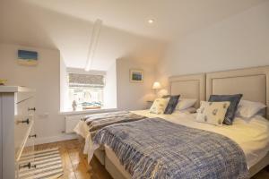 um quarto com 2 camas e uma janela em Seaview Cottage em Hunstanton