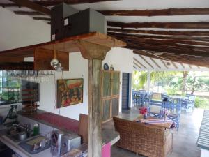 cocina con encimera y lavabo en una habitación en Posada Casa Las Trinitarias, en Paraguchi