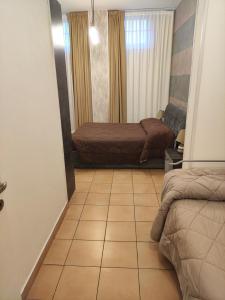 Camera piccola con letto e pavimento piastrellato. di Residence San Miguel (centro storico) a Vicenza