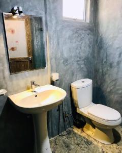 Ett badrum på Hima House Mirissa