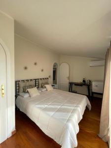 ein Schlafzimmer mit einem großen weißen Bett in einem Zimmer in der Unterkunft Excellent Rooms Paola's in Olbia