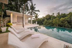 uma vista para o exterior de uma villa com piscina em Jacques 5 Villas Complex Ubud em Ubud