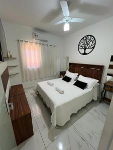 um quarto com uma cama e uma ventoinha de tecto em Vila Pepira ViP em Brotas