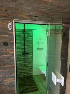 ein Bad mit einer Dusche und einer Glastür in der Unterkunft Studio port pin vue mer, jacuzzi, hammam, parking PRIVES in Cassis