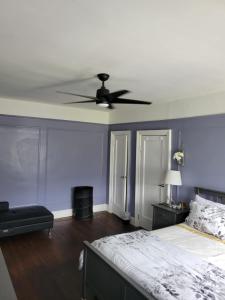 - une chambre avec un lit et un ventilateur de plafond dans l'établissement Brooklyn Flat Tropical Vibe, à Brooklyn