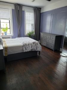 1 dormitorio con 1 cama, vestidor y ventana en Brooklyn Flat Tropical Vibe en Brooklyn