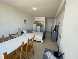 um pequeno quarto com uma cama e uma cozinha em Piso de una habitación en Torremolinos em Torremolinos