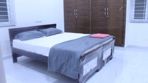 um quarto com uma cama grande e armários de madeira em Loyal apartment1 BHK Gachibowli em Hyderabad
