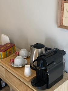 blat kuchenny z ekspresem do kawy na stole w obiekcie Alba Room 16 w Albie